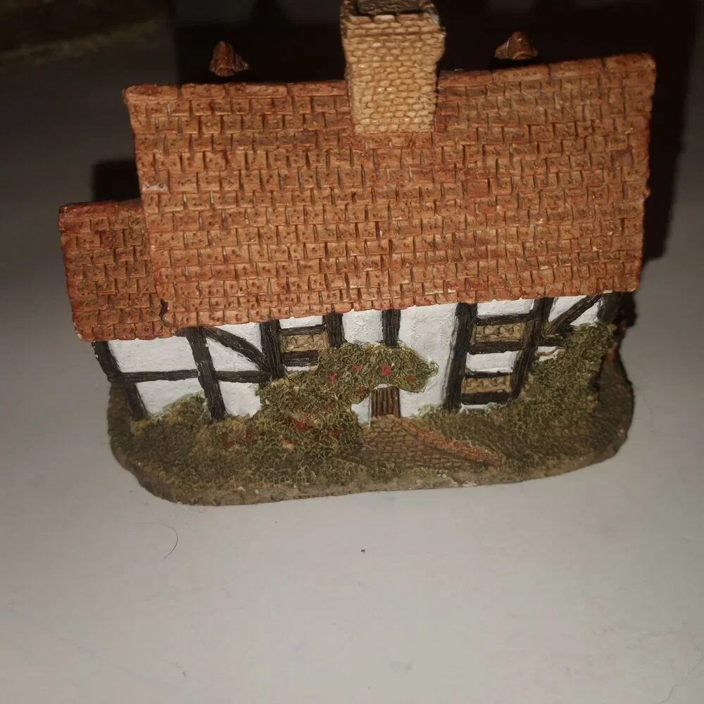 David Winter Shirehall Cottage 1985 Handmade Hand Painted Great Britain